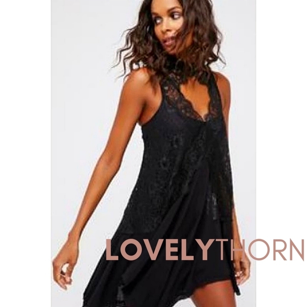 FREE PEOPLE // boho-chic flowy peek-a-boo keyhole flowy lace mini dress